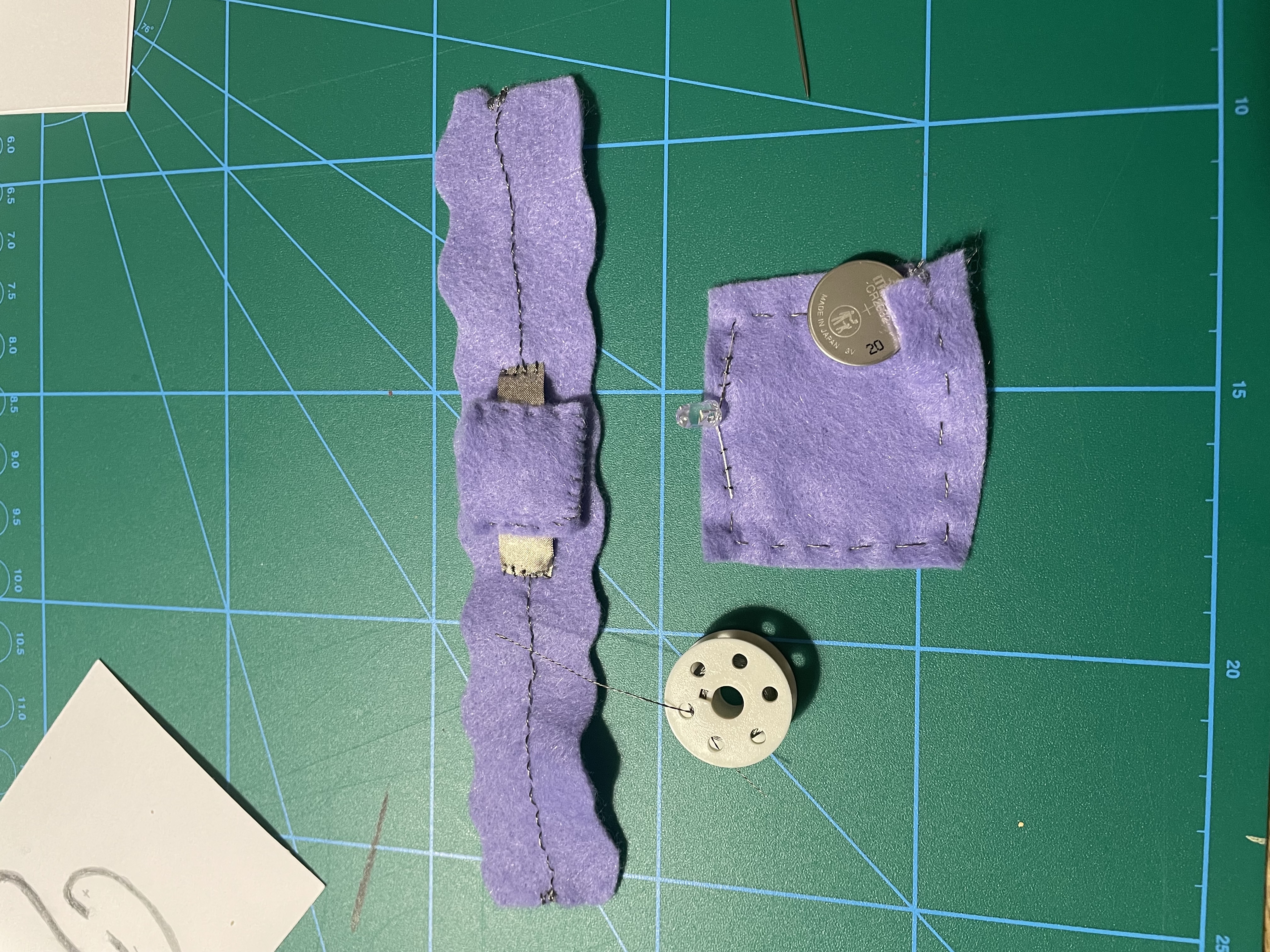 These are my attemps of creating circuits with felt and conductive thread.